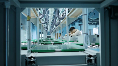 “1+1>2”的老區(qū)振興路這家公司的數(shù)字化生產(chǎn)線，通過建設(shè)自動化產(chǎn)線和綜合實(shí)驗(yàn)室，預(yù)計(jì)2025年產(chǎn)值超1億元，前三年累計(jì)產(chǎn)值3.5億元，稅收貢獻(xiàn)超1000萬元。