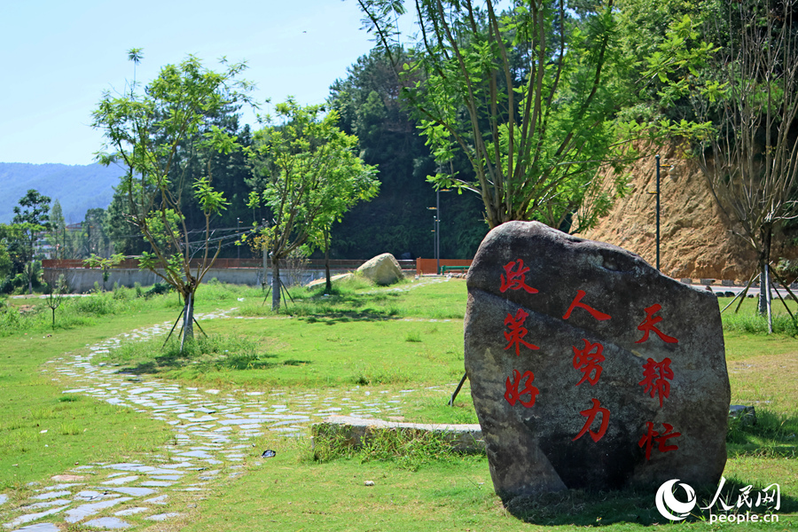 湖畔小公園。人民網(wǎng) 李昌乾攝