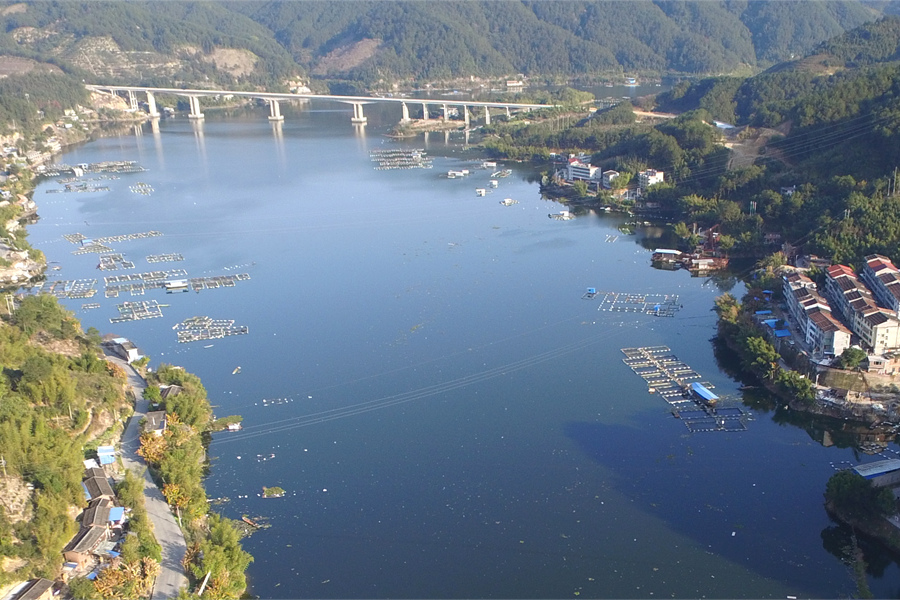 整治前，紫陽湖湖面網(wǎng)箱眾多，影響生態(tài)環(huán)境。尤溪縣融媒體中心供圖