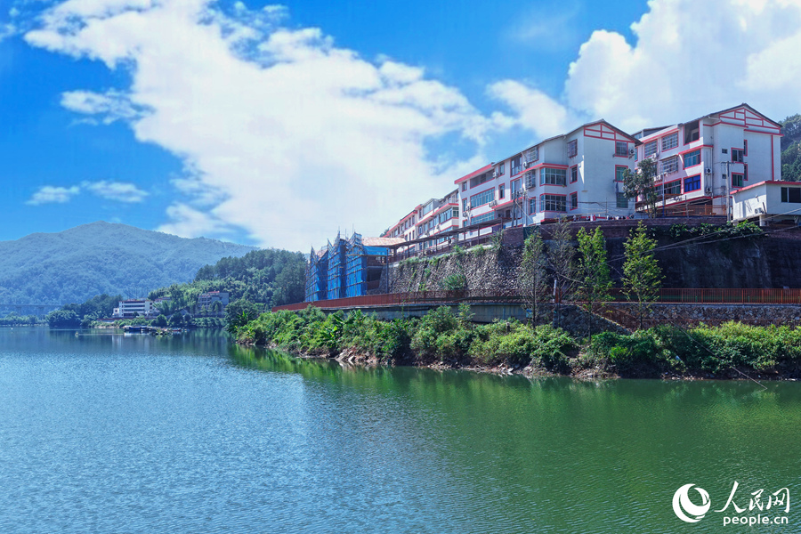 整體提升后的大瀨坂村水清岸綠。人民網(wǎng) 李昌乾攝