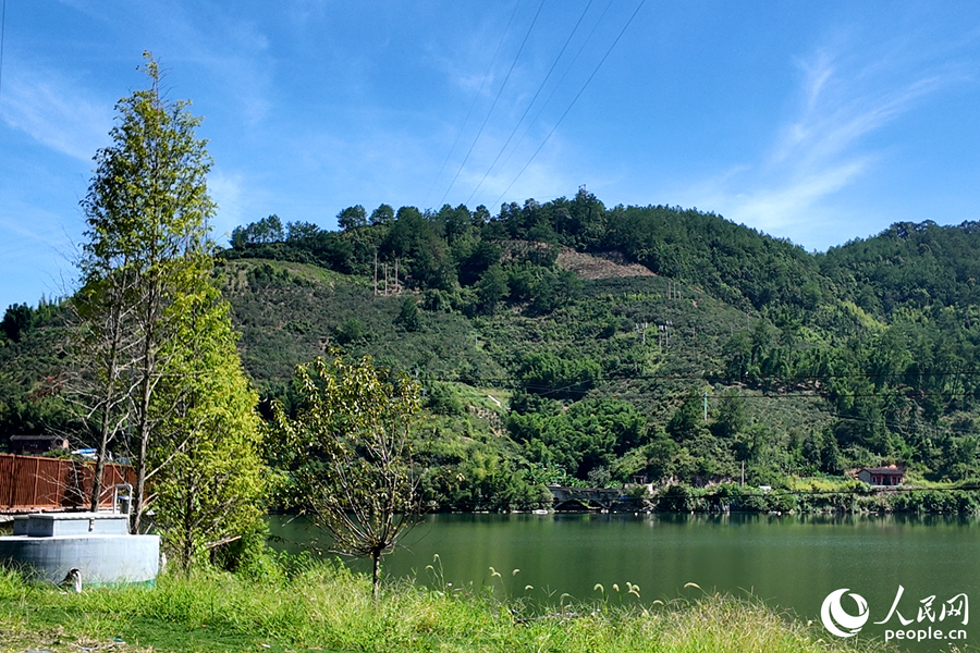 如今，曾讓人避之不及的岸邊綠地成了村民游客休閑娛樂的上選。人民網(wǎng) 楊灝昱攝