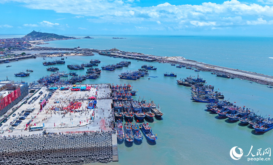 ?？吭诨莅部h崇武國家級中心漁港的漁船蓄勢待發(fā)。人民網(wǎng) 李昌乾攝