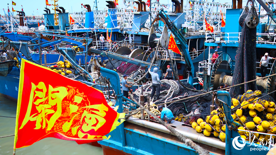 漁民們在做出海前的最后準備。人民網(wǎng) 李昌乾攝