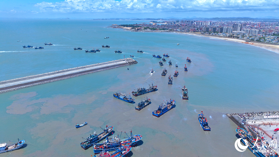 惠安縣526艘漁船爭“鮮”出海。人民網(wǎng) 李昌乾攝