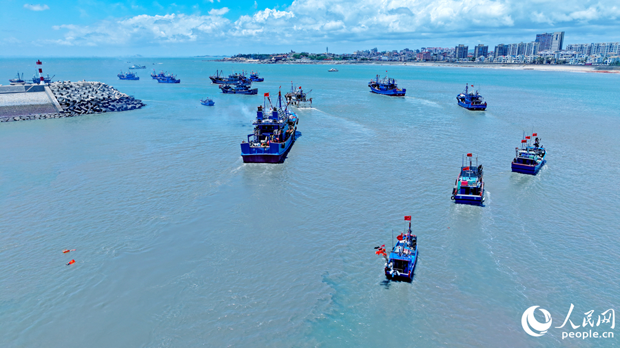 惠安縣526艘漁船向各大漁場進發(fā)。人民網(wǎng) 李昌乾攝