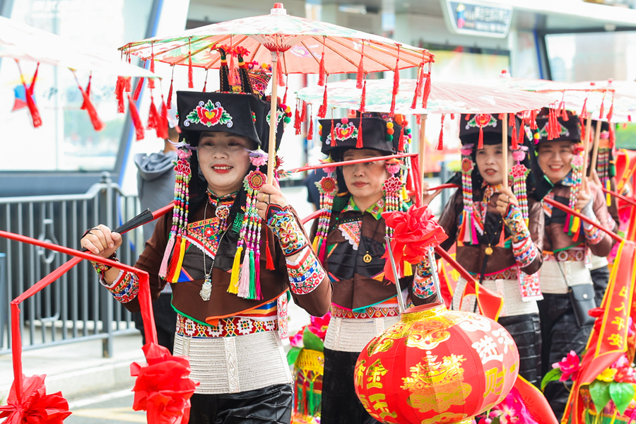 惠女挑花燈參與開漁節(jié)巡游。中共惠安縣委宣傳部供圖