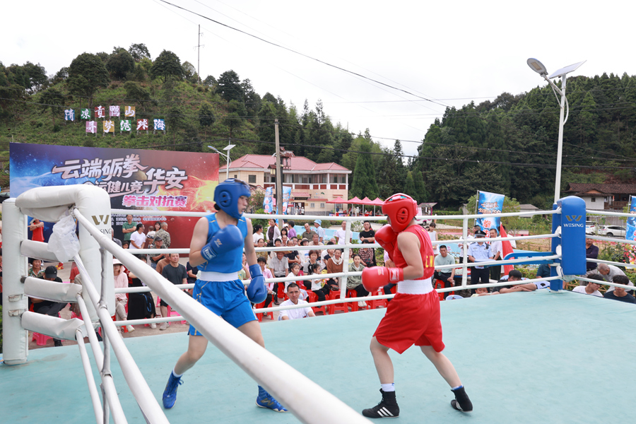 拳手在群山翠谷中對戰(zhàn)。許鵬飛攝