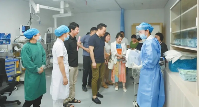 廈門大學(xué)附屬第一醫(yī)院專家到上杭縣總醫(yī)院開展醫(yī)療幫扶指導(dǎo)。龍巖市融媒體中心供圖