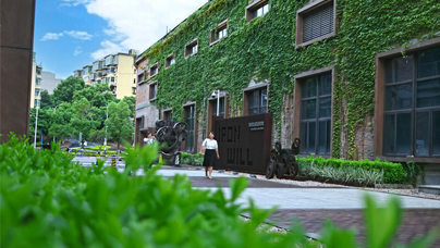 老廠房里有“新”事六十七載歲月遠(yuǎn)去，這片鋼鐵工業(yè)園區(qū)仿佛一位歷經(jīng)滄桑的“講述者”，靜靜訴說著三明“工業(yè)立市”的往昔，更映照著如今“綠色發(fā)展”的新篇。