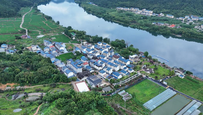 一條生態(tài)河“淌”出“金娃娃”位于金溪河畔的?？诖澹嗌江h(huán)抱、綠水相依。村頭，800畝生機(jī)勃勃的橙園里，青翠的果實(shí)綴滿枝頭，在陽光下積蓄著甜蜜。