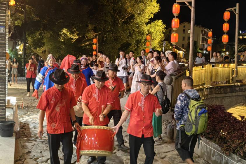 官洋村的非遺娶親表演吸引眾多游客觀看。南靖縣融媒體中心供圖