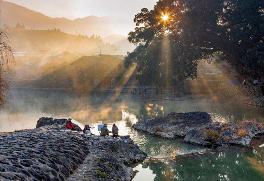 寫生愛好者在官洋村創(chuàng)作。南靖縣融媒體中心供圖