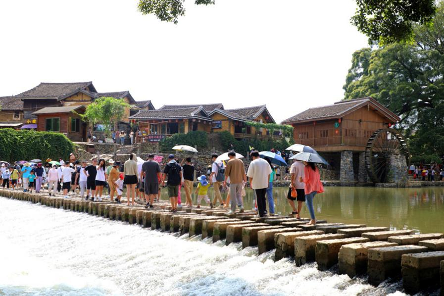 官洋村游人如織。南靖縣融媒體中心供圖