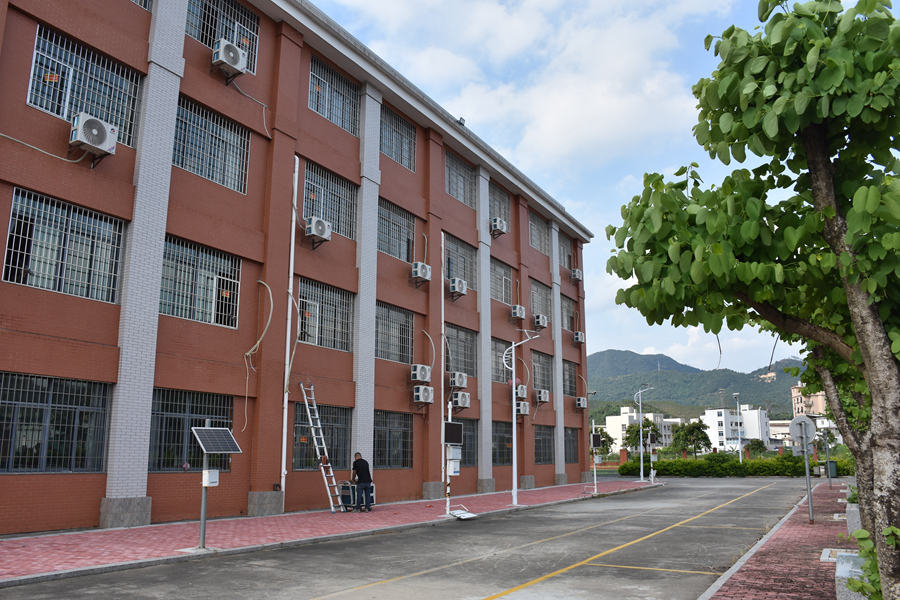 工人在安裝空調(diào)。蔡明進(jìn)攝