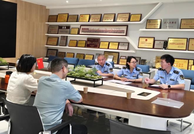 市場(chǎng)監(jiān)管工作人員主動(dòng)上門(mén)服務(wù)轄區(qū)企業(yè)，助力獲批“鷺質(zhì)貸”推動(dòng)企業(yè)發(fā)展。湖里市場(chǎng)監(jiān)管局供圖