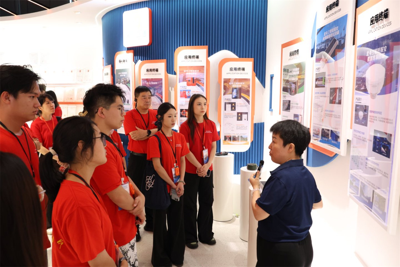 實(shí)踐隊(duì)員走進(jìn)海聊科技