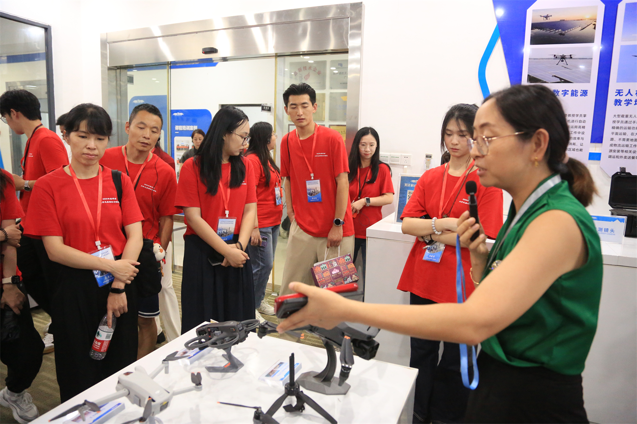 實(shí)踐隊(duì)員走進(jìn)廣州能飛航空科技公司