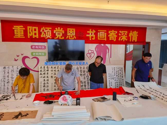 “重陽頌黨恩 書畫寄深情”活動現(xiàn)場。黃文通攝