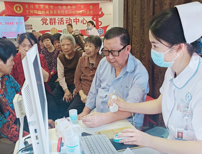 國網(wǎng)莆田供電公司組織醫(yī)療機構(gòu)為老人提供血壓檢測等服務(wù)。黃文通攝