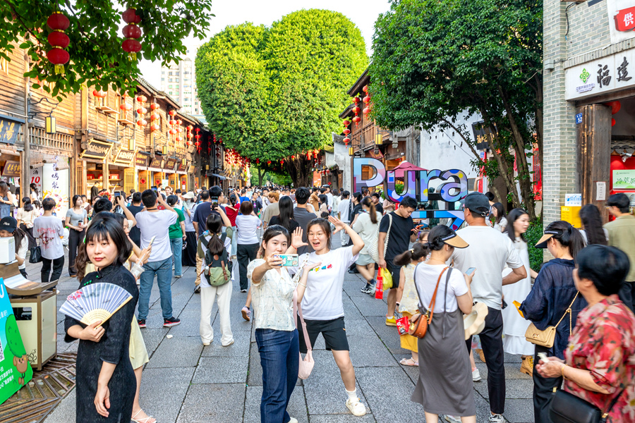 三坊七巷的網(wǎng)紅“愛心樹”是福州的熱門打卡點(diǎn)?？道跀z