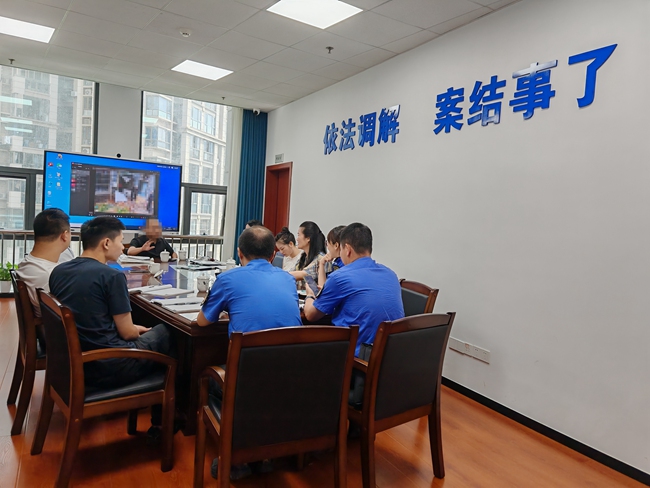 海滄區(qū)司法局組織召開多部門聯(lián)合調(diào)解會。