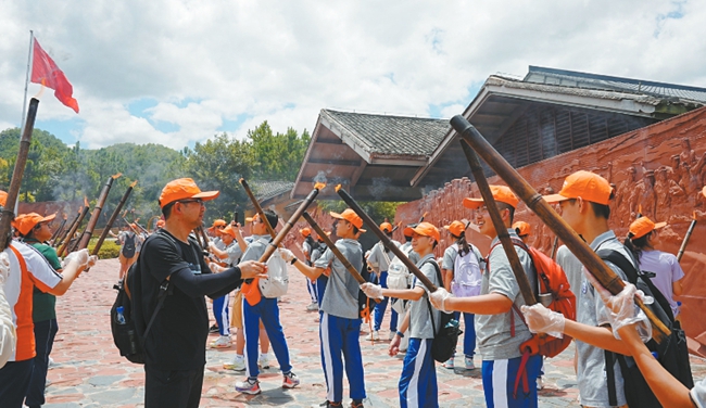 點火，情景模擬長征出發(fā)壯行儀式