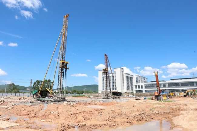 建設(shè)中的肉牛屠宰場(chǎng)。沈煒琦攝