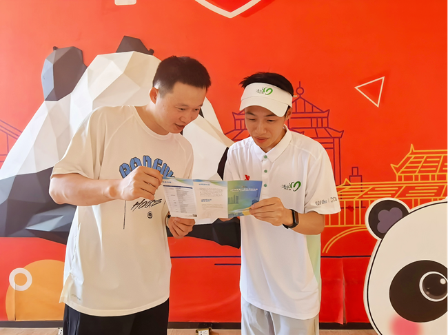 志愿者為游客提供賽事咨詢。中建海峽供圖
