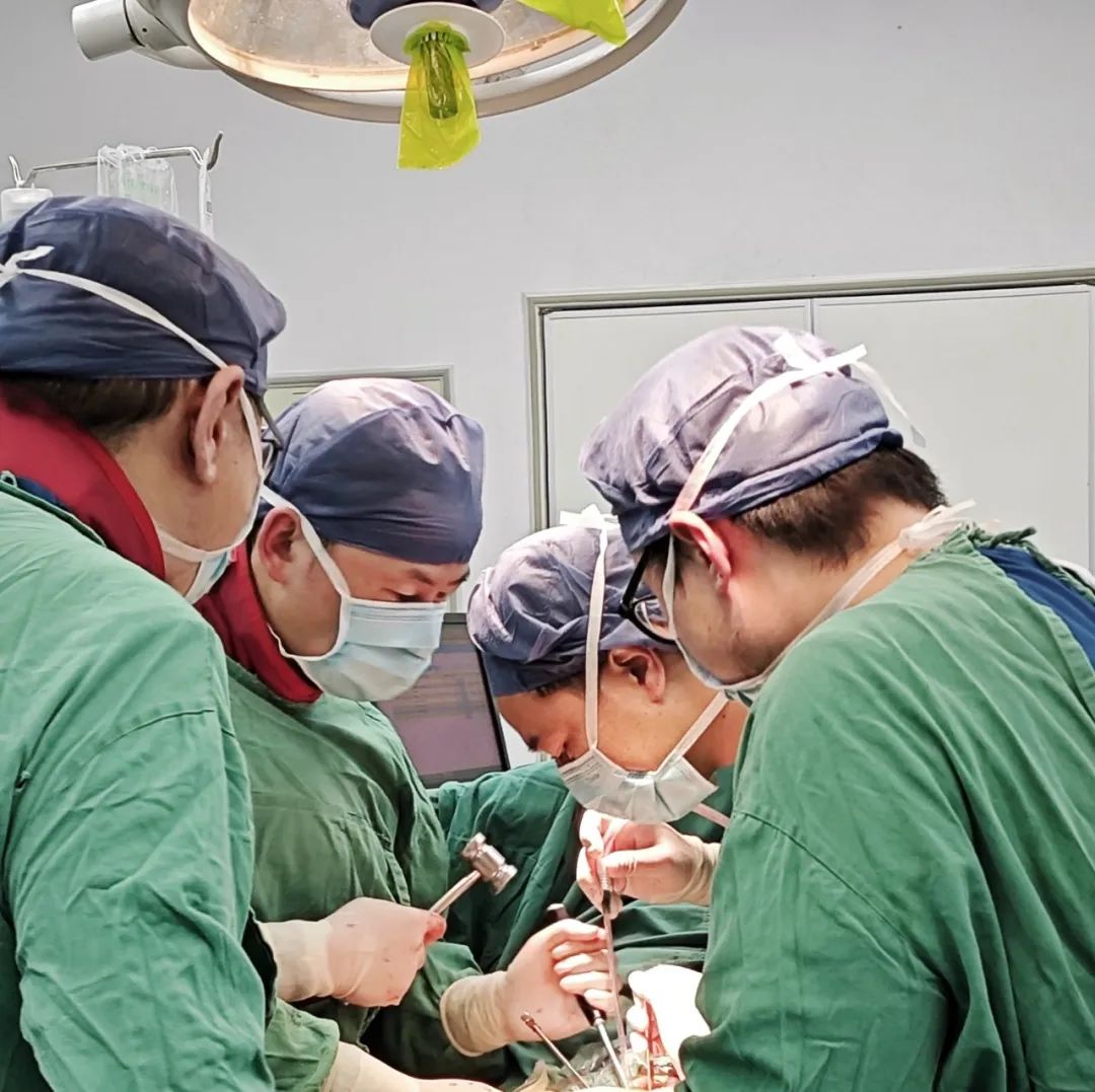 專家團(tuán)隊(duì)在進(jìn)行手術(shù)。