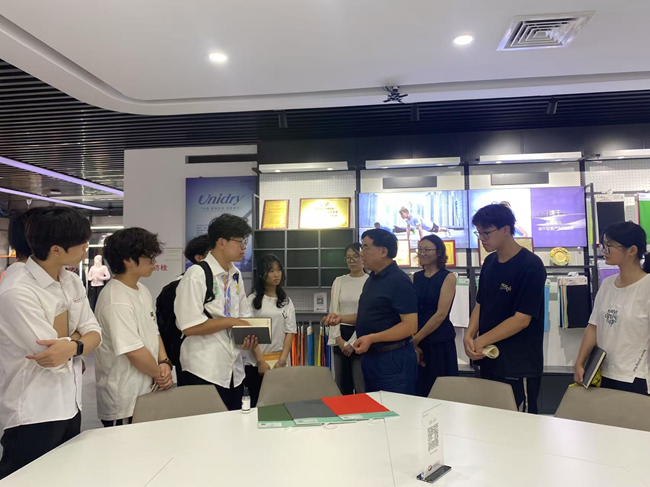 隊(duì)員在海天材料調(diào)研環(huán)保功能性面料的研發(fā)與應(yīng)用