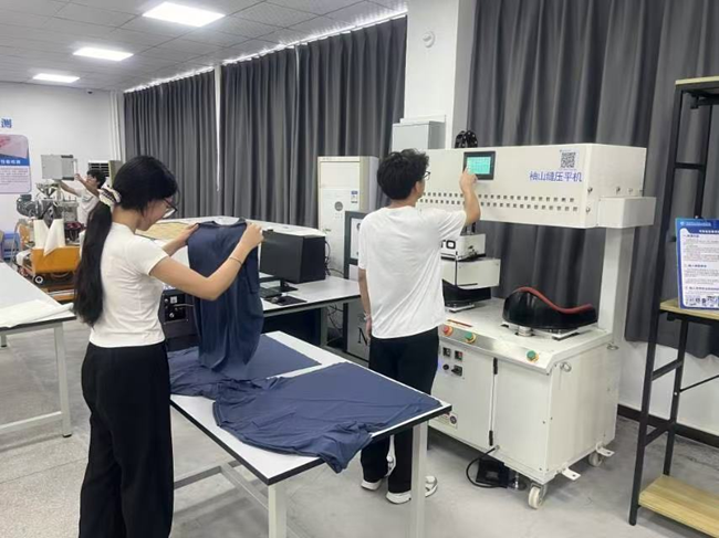 隊(duì)員在技能大師工作室開發(fā)新型環(huán)保面料