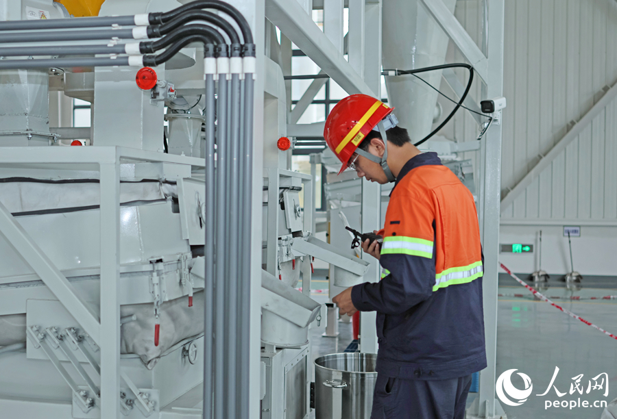 在優(yōu)鋰新能源的車間里，工作人員在作業(yè)。人民網(wǎng) 李昌乾攝