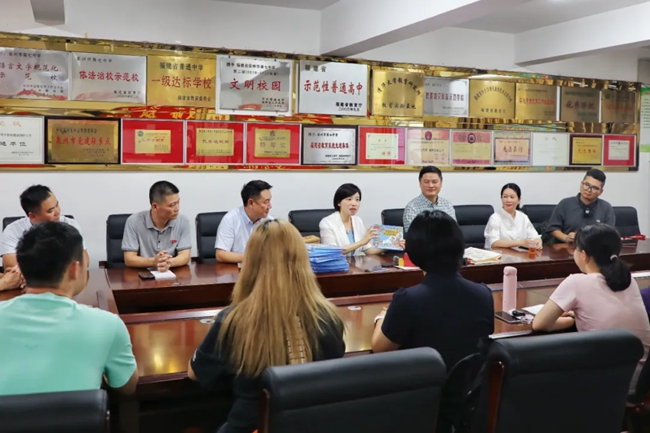 鯉城區(qū)委常委、宣傳部部長陳穎帶隊前往各學(xué)校，為學(xué)生發(fā)放“鯉城行囊”，并與學(xué)生代表座談交流
