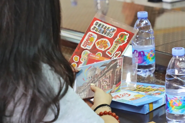 “鯉城行囊”內(nèi)的各類文創(chuàng)禮品