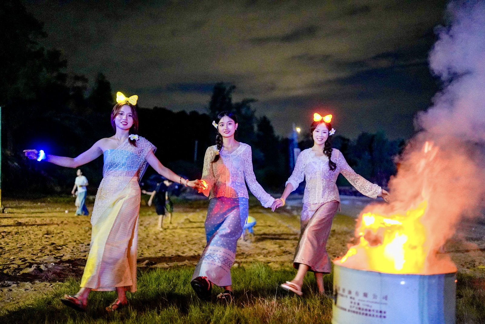 身著小娘惹服飾，跳起傳統(tǒng)舞蹈