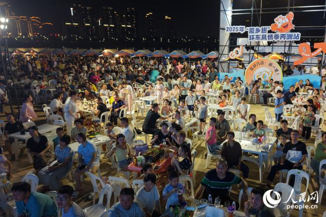 市民游客在舞臺(tái)下把酒言歡。人民網(wǎng)記者 陳博攝