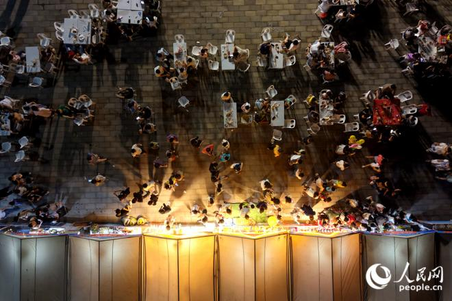 美食攤位前人頭攢動(dòng)。人民網(wǎng)記者 陳博攝