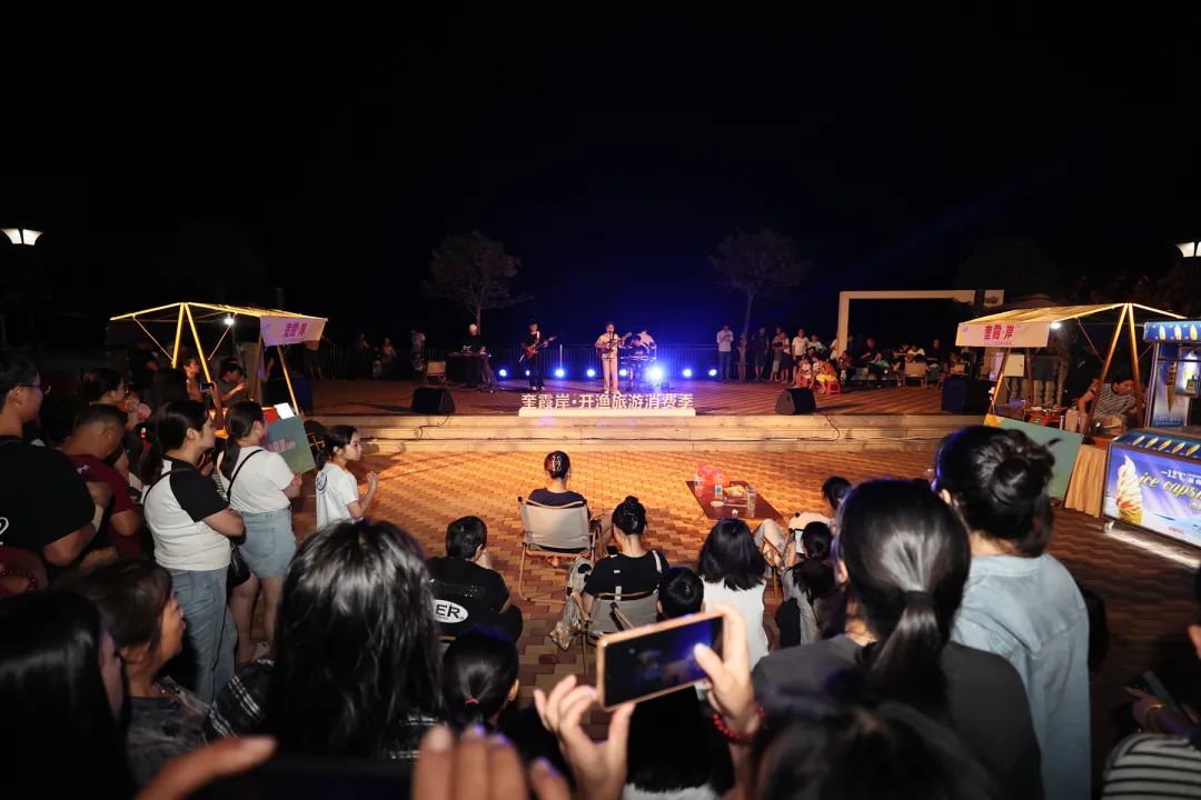 現(xiàn)場(chǎng)策劃了趕海體驗(yàn)、躺海休閑、聽(tīng)海音樂(lè)會(huì)三大特色場(chǎng)景