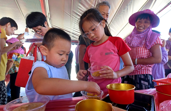 活動(dòng)現(xiàn)場(chǎng)，孩子們正在品嘗南埔特色美食