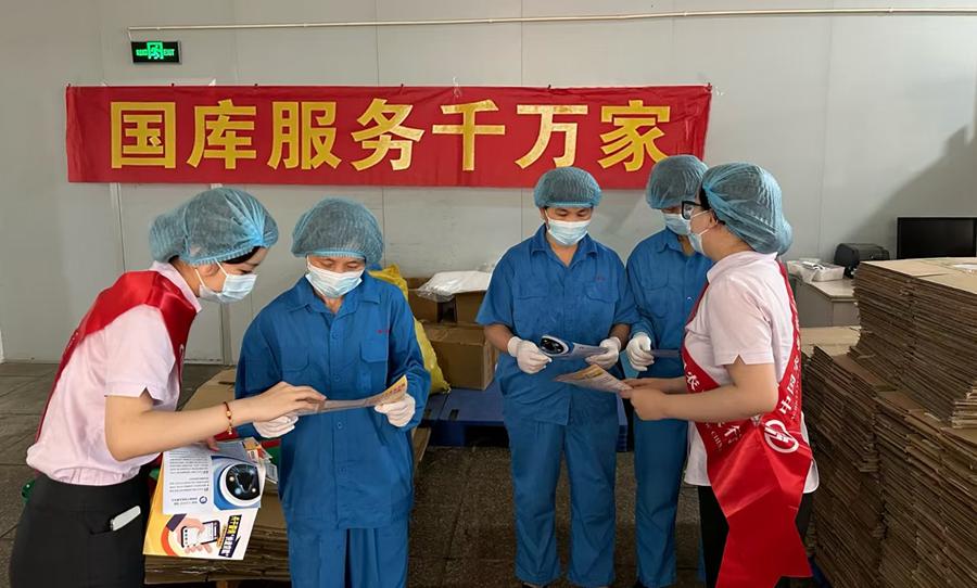 農(nóng)行漳州分行工作人員深入基層開展“中國人民銀行經(jīng)理國庫40周年”主題宣傳活動。農(nóng)行漳州分行供圖