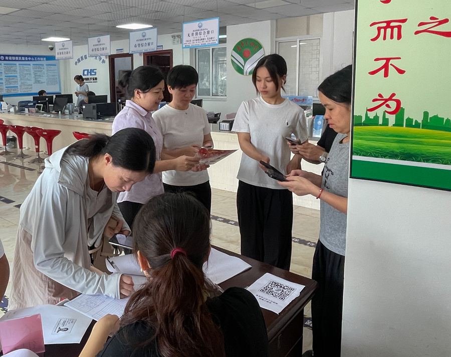 農行漳州分行工作人員深入基層開展“中國人民銀行經理國庫40周年”主題宣傳活動。農行漳州分行供圖