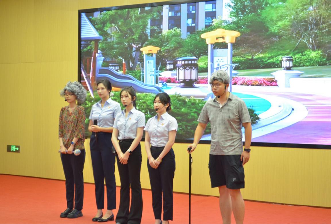 青年員工表演防詐情景劇。