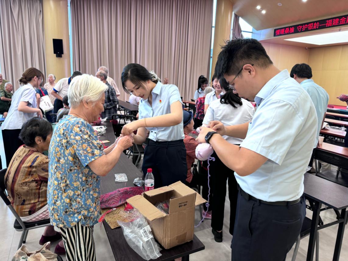 志愿者們與長者共同參與手工制作。