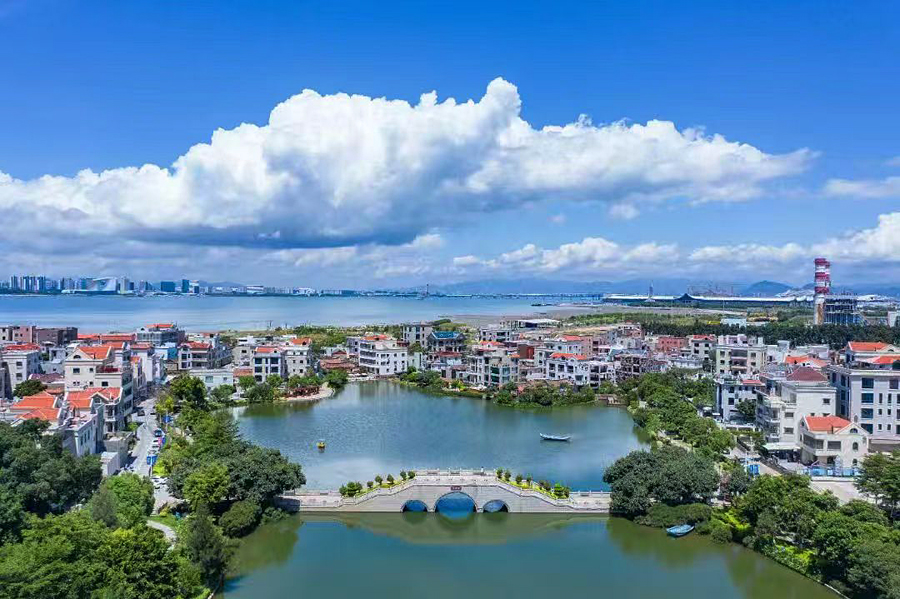 俯瞰澳頭社區(qū)風(fēng)景，現(xiàn)代元素與傳統(tǒng)風(fēng)格互相交融。閩僑文史館供圖