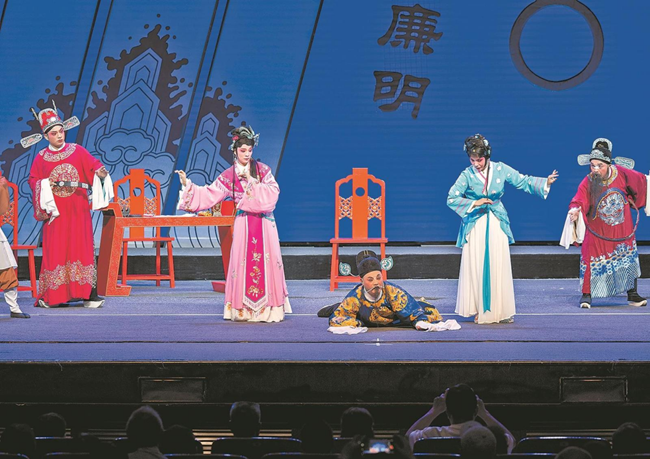 高甲戲《鳳冠夢》精彩演出。吳宗于攝