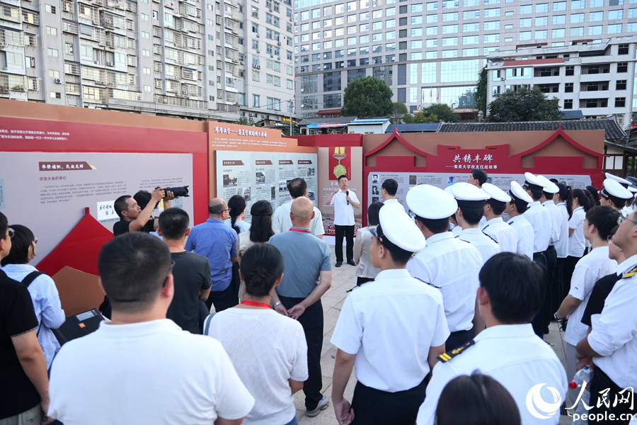 為觀展人士講解集美大學(xué)師生在大田辦學(xué)求學(xué)及投筆從戎等故事。人民網(wǎng)記者 陳博攝