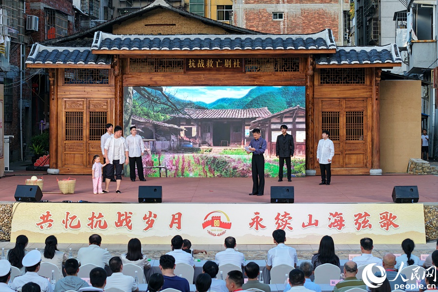 沉浸式實(shí)景微短劇《學(xué)村往事》演繹抗戰(zhàn)時(shí)期集美大學(xué)師生堅(jiān)守教育、共赴國難等動(dòng)人故事。人民網(wǎng)記者 陳博攝