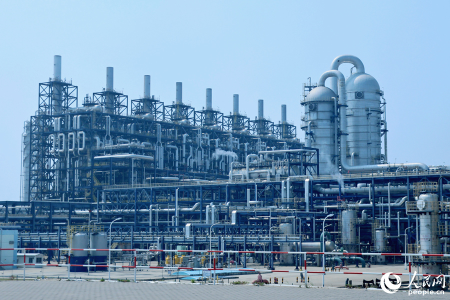 銀塔巍峨，樁基林立，園區(qū)處處“鋼筋鐵骨”。人民網(wǎng) 李昌乾攝