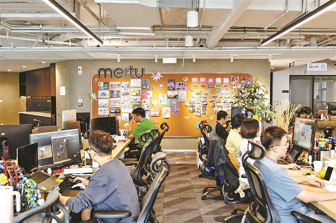 廈門軟件園企業(yè)美圖公司應(yīng)用人工智能技術(shù)，助力影像與設(shè)計(jì)提效升級(jí)。圖為美圖公司辦公場(chǎng)景。（受訪企業(yè) 供圖）