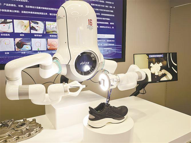 廈門軟件園持續(xù)完善生態(tài)，引進(jìn)高水平創(chuàng)新平臺(tái)。圖為百度飛槳（廈門）人工智能產(chǎn)業(yè)賦能中心內(nèi)展示的“運(yùn)動(dòng)鞋品綜合缺陷檢測(cè)解決方案”。（本報(bào)記者 林露虹 攝）